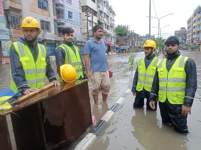 পানি অপসারণে রাজধানীর সড়কে কাজ করছেন সিটি করপোরেশনের কুইক রেসপন্স টিমের কর্মীরা